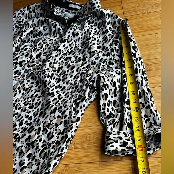 Chico's No Iron Linen Button Up Shirt Size 2 Leopard Print 3/4 Sleeve - Picture 10 of 11